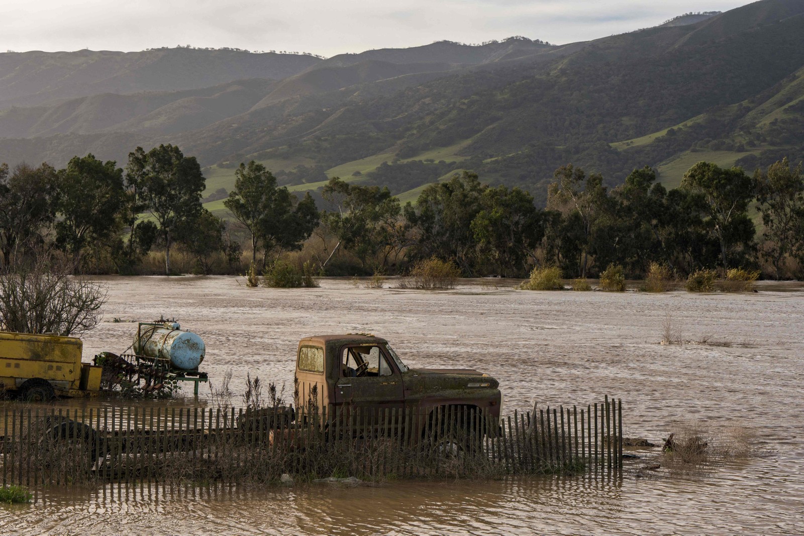 caminhão submerso nas águas da enchente do rio Salinas, perto de Chualar, Califórnia. — Foto: Nic Coury / AFP