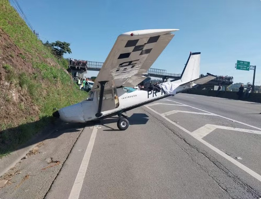 Avião faz pouso de emergência na rodovia Régis Bittencourt (BR-116), em Juquitiba, na Grande São Paulo