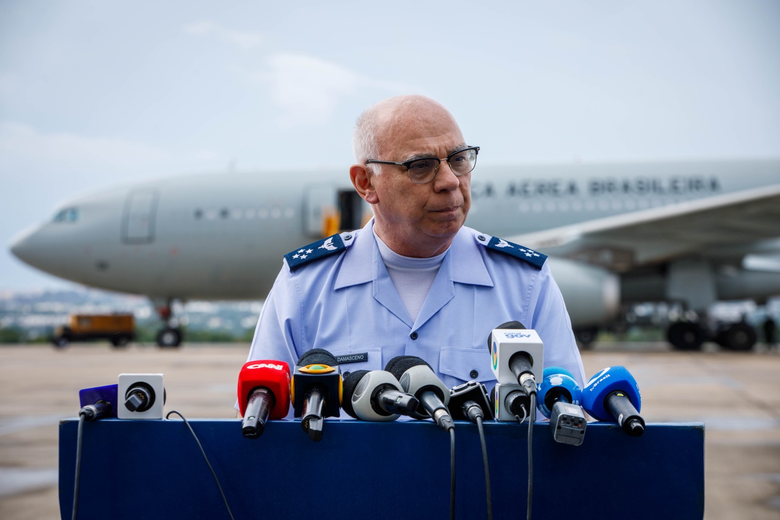 Tenente brigadeiro Marcelo Kanitz, Comandante da Aeronáutica, em fala à imprensa — Foto: Brenno Carvalho/Agência O Globo