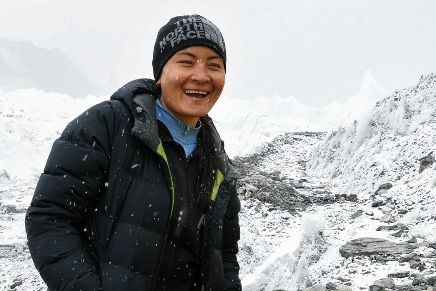 Nepalesa bate o recorde mundial de escalada mais rápida do Everest