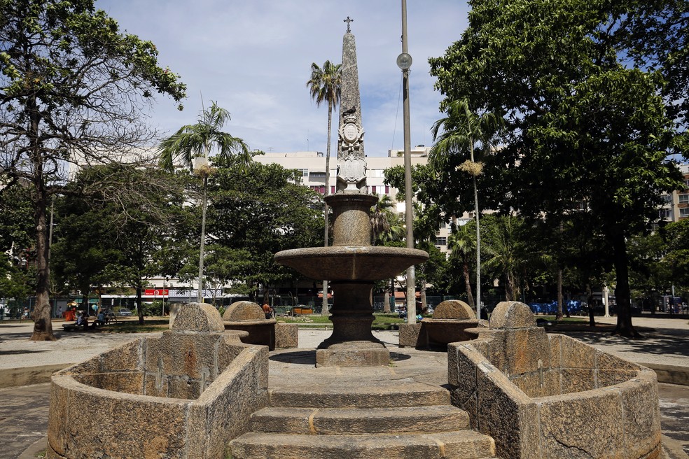 Na praça General Osório, em Ipanema, está o chafariz das Saracuras  — Foto: Marcos de Paula / Agência O Globo