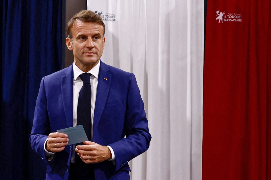 Emmanuel Macron deixa centro de votação em Le Touquet, no norte da França