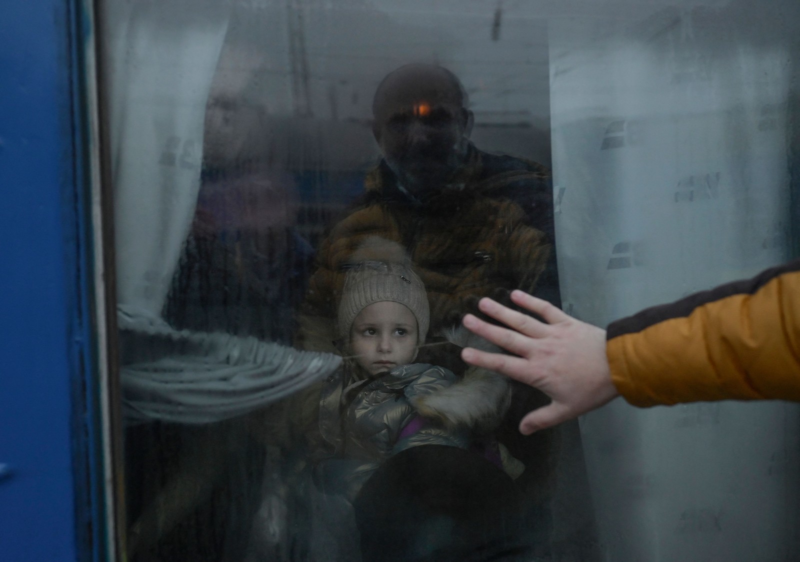 Um pai se despede da sua filha pela janela do trem durante evacuação na estação central de Odessa, na Ucrânia, em 7 de março. — Foto: BULENT KILIC/AFP/07-03-2022