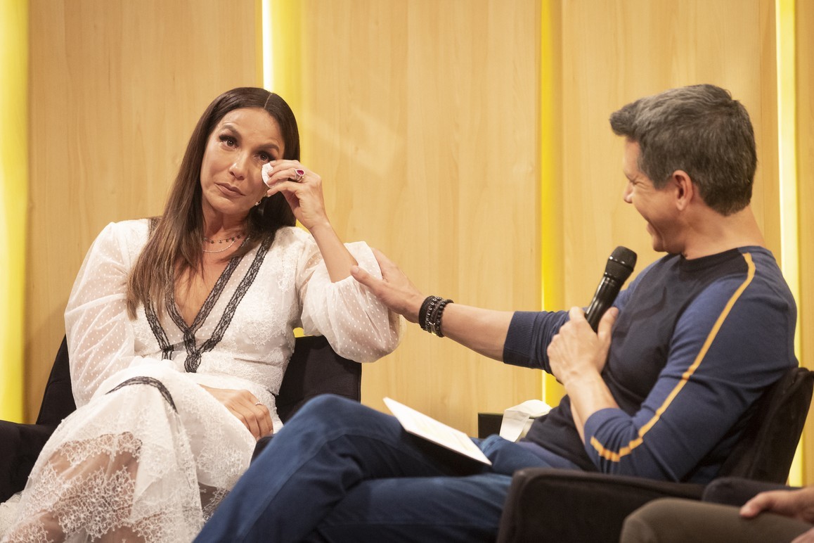 Ivete se emociona durante participação no programa 'Tamanho Família', da TV Globo, apresentado por Márcio Garcia — Foto: Divulgação