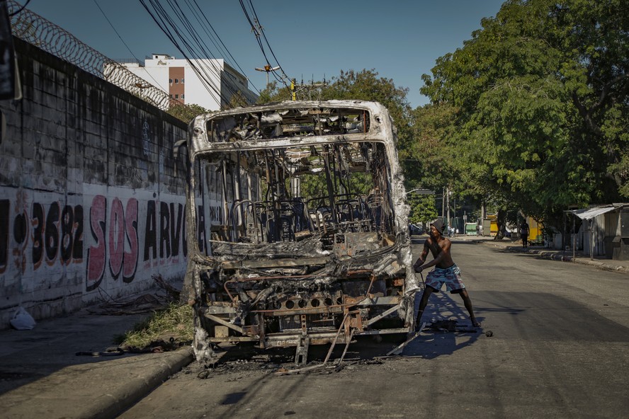 Operação na Maré: em represália à ação, bandidos fecharam a Avenida Brasil e a Linha Vermelha no final da manhã. Ainda na Avenida Brasil, um ônibus foi incendiado na pista sentido Zona Oeste, na altura da Vila do João e perto da unidade da Maré da Fiocruz.