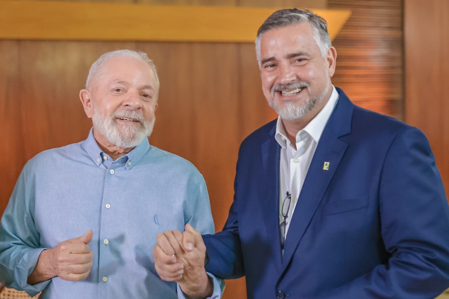O presidente Luiz Inácio Lula da Silva e o ministro da Secom, Paulo Pimenta, em outubro de 2023