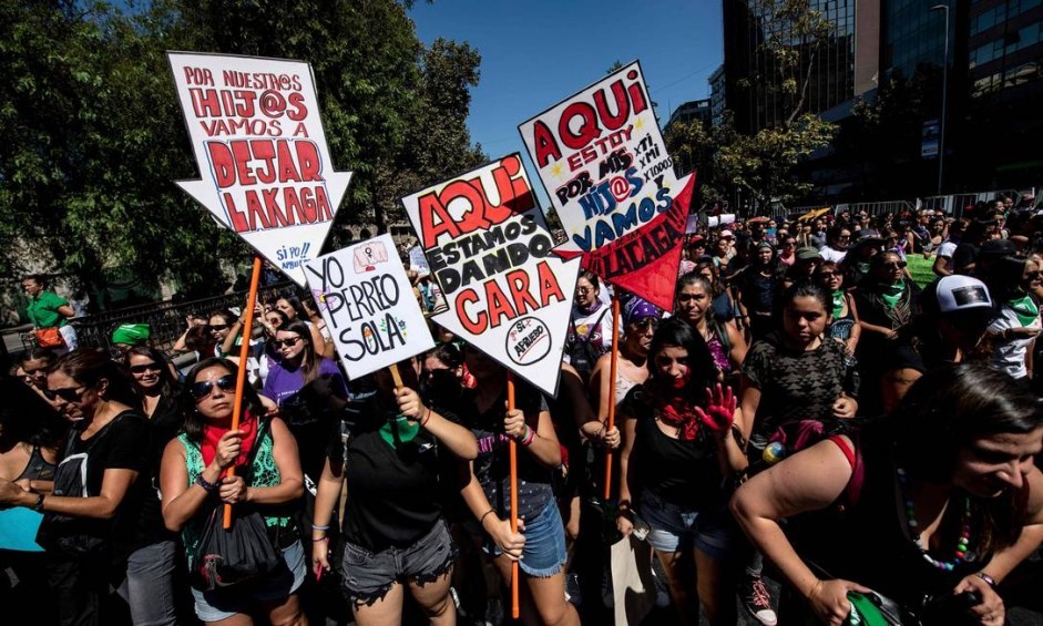 Manifestação em Santiago reuniu 2 milhões de pessoas, segundo os organizadores. Nos cartazes, manifestantes deixavam claro que essa não era uma luta solitária por mais igualdadeAFP