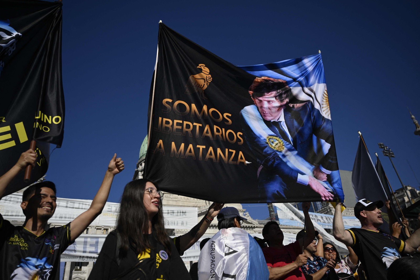 Muitos jovens foram à cerimônia de posse de Javier Milei — Foto: Luis ROBAYO / AFP