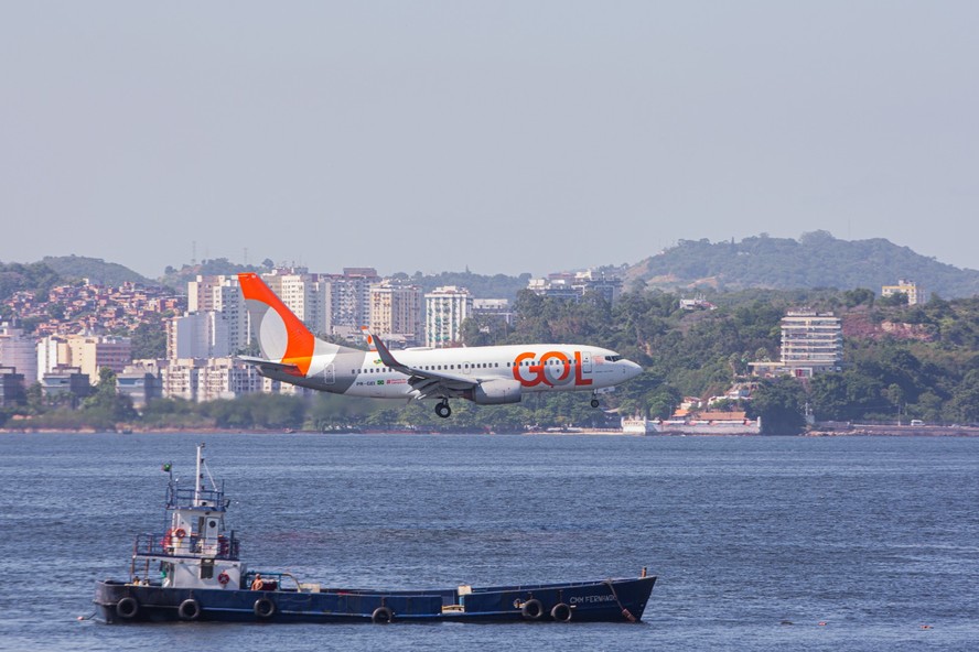 Aeronave se aproxima para pousar no aeroporto Santos Dumont