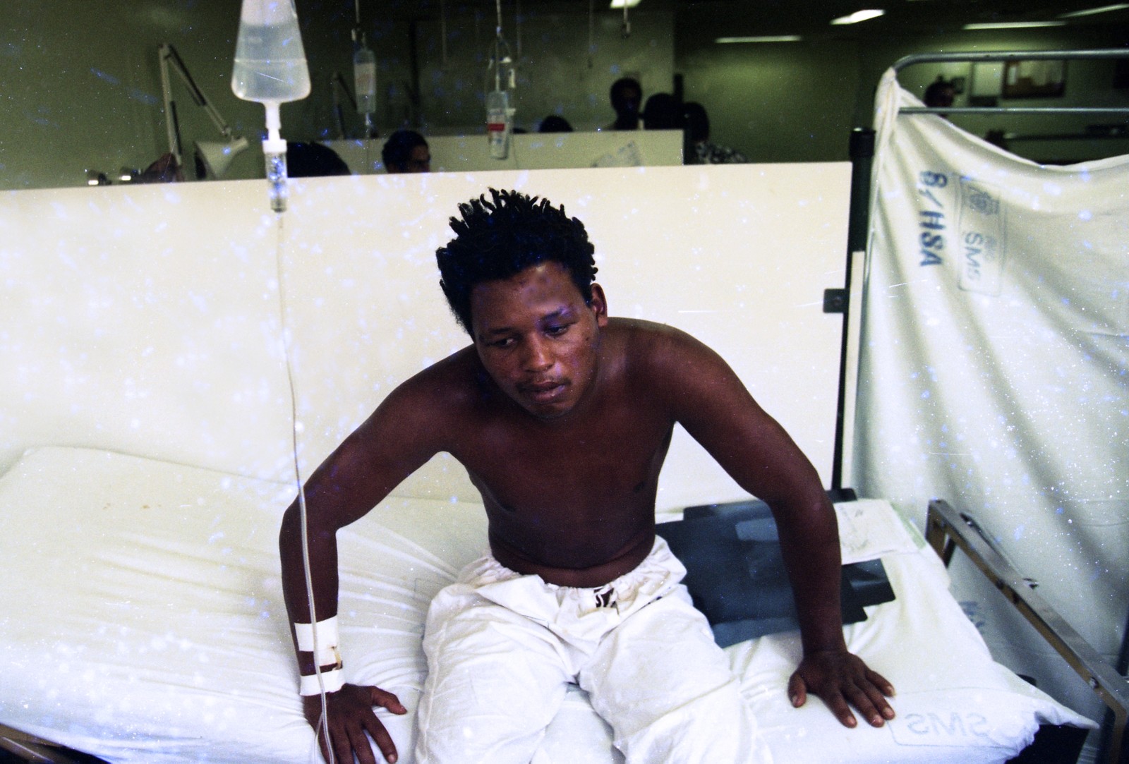 Wagner dos Santos, sobrevivente e principal testemunha da chacina, no Hospital Souza Aguiar após ser baleado na Central do Brasil, em dezembro de 1994 — Foto: Fernando Maia / Agência O Globo