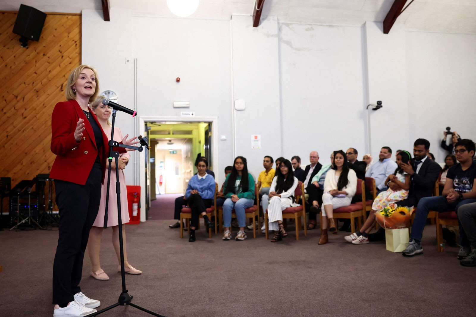 A ministra britânica das Relações Exteriores, Liz Truss, faz um discurso durante um evento de campanha em Leeds — Foto: HENRY NICHOLLS / POOL / AFP