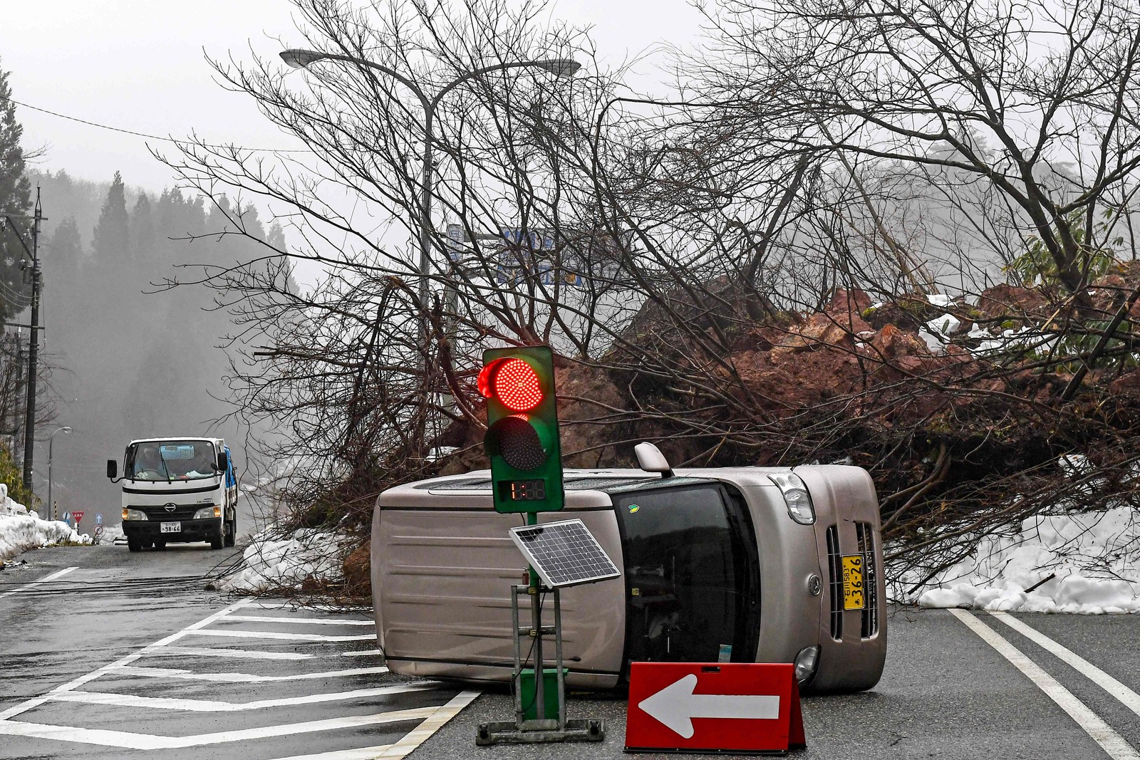 Estragos se mantém pelo Japão após terremoto de magnitude 7.5 atingir região do país — Foto: Toshifumi KITAMURA / AFP