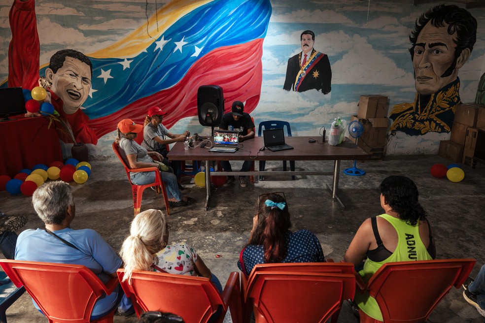 Apoiadores do presidente da Venezuela, Nicolás Maduro, durante um evento para mobilizar eleitores em Caracas — Foto: Adriana Loureiro Fernandez/The New York Times