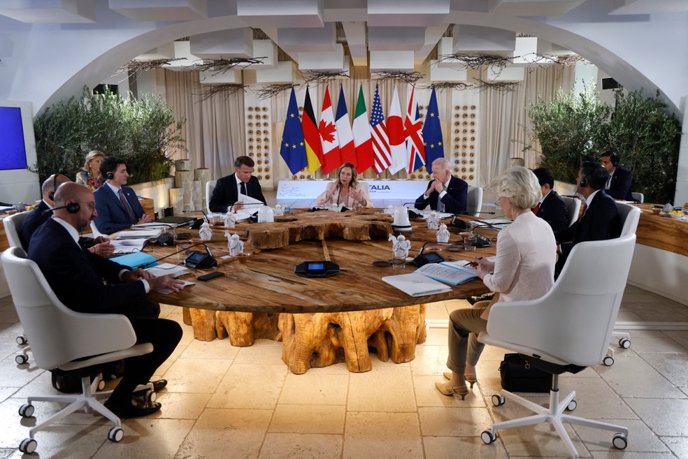 Autoridades da Alemanha, Canadá, França, Itália, EUA, Japão, Reino Unido e da União Europeia durante cúpula do G7. — Foto: LUDOVIC MARIN/AFP