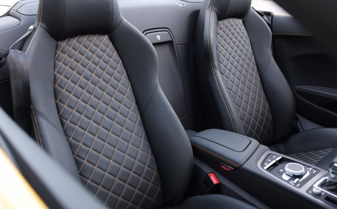 Com apenas dois bancos, o interior do Audi R8 pode ser um pouco desconfortável para adultos acima dos 1,80m — Foto: Reprodução / Youtube