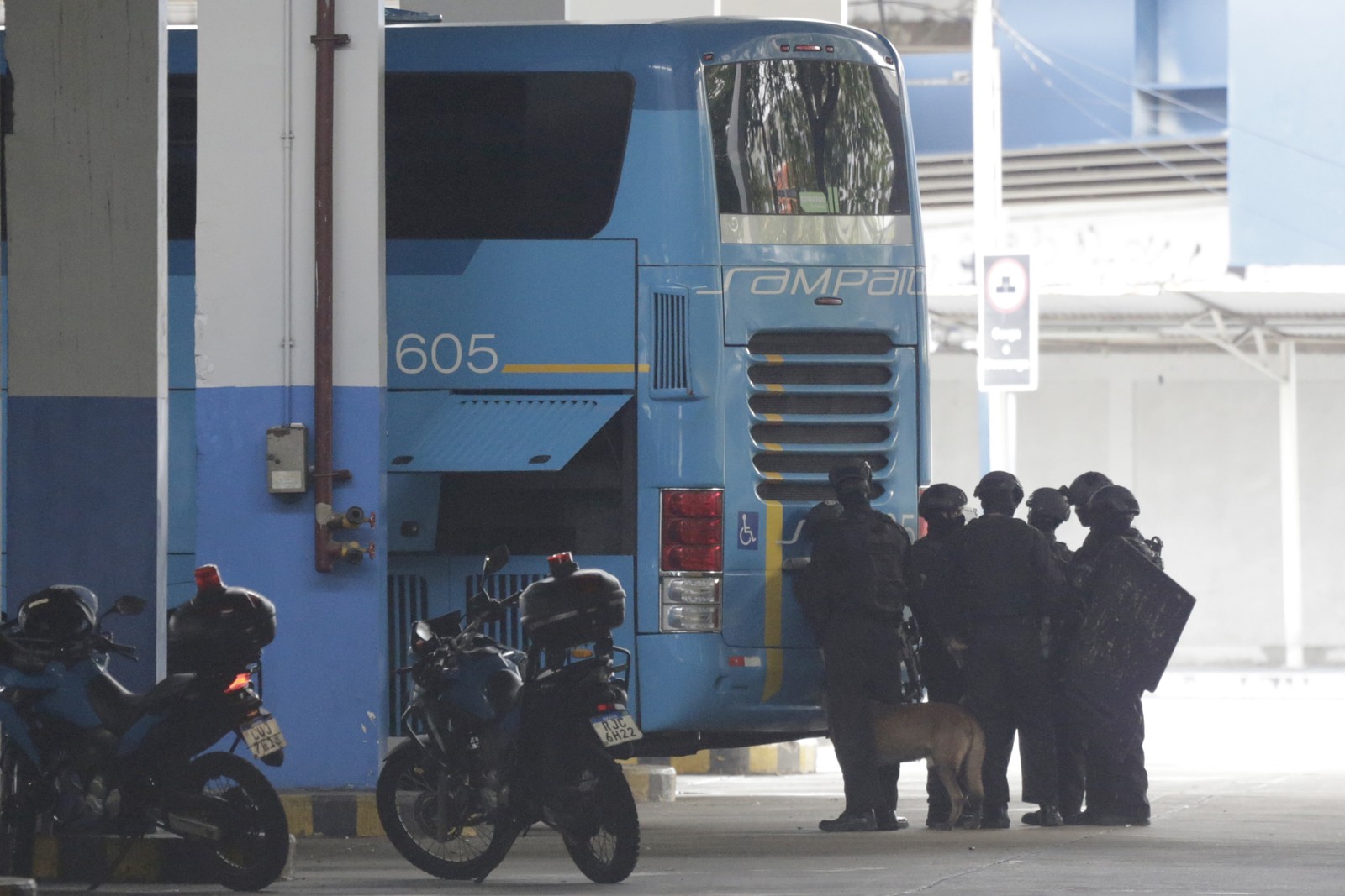 Policiais tentam negociar libertação de reféns — Foto: Domingos Peixoto