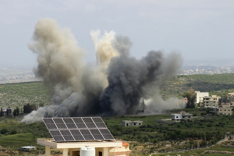 Ondas de fumaça saem do local de um ataque aéreo israelense na vila de Majdel Zoun, perto da fronteira sul do Líbano