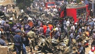 Em 31 de outubro de 1996, o Fokker 100 da TAM decolou do Aeroporto de Congonhas com destino ao Aeroporto Santos Dumont, no Rio. Problemas técnicos levaram à queda da aeronave. No acidente, morreram os 96 passageiros e tripulantes e mais três pessoas em solo  — José Luís da Conceição/Agência O Globo