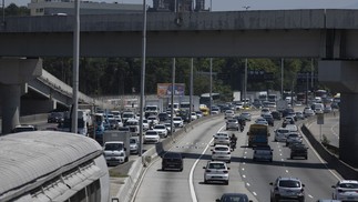 Faixa branca contínua demarca a pista seletiva da Avenida Brasil entre o Trevo das Margaridas e o Caju; carros comuns, táxis e vans não poderão circular pela via exclusiva para ônibus — Foto: Márcia Foletto / Agência O Globo