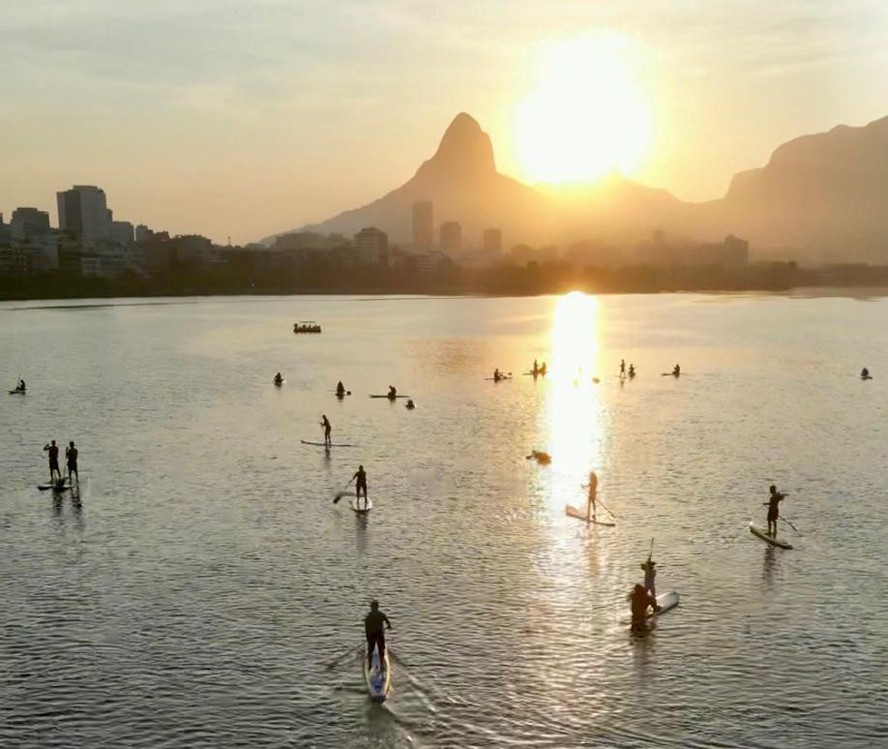 Participantes de evento-teste de stand up paddle remam nas águas calmas da Lagoa