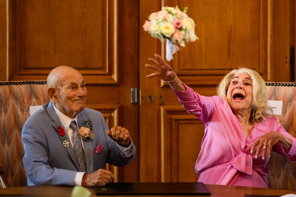 O veterano da Segunda Guerra Mundial Harold Terens e Jeanne Swerlin — Foto: LOIC  VENANCE/AFP