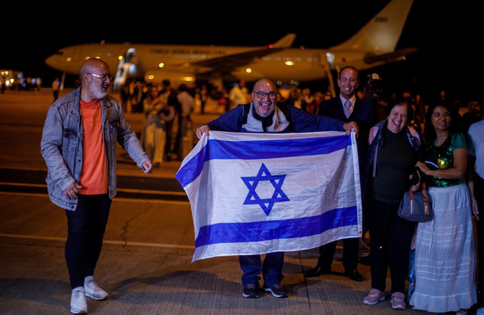 Resgatados pela FAB em Israel demonstram alívio e alegria ao chegar ao Brasil. Foto: Brenno Carvalho