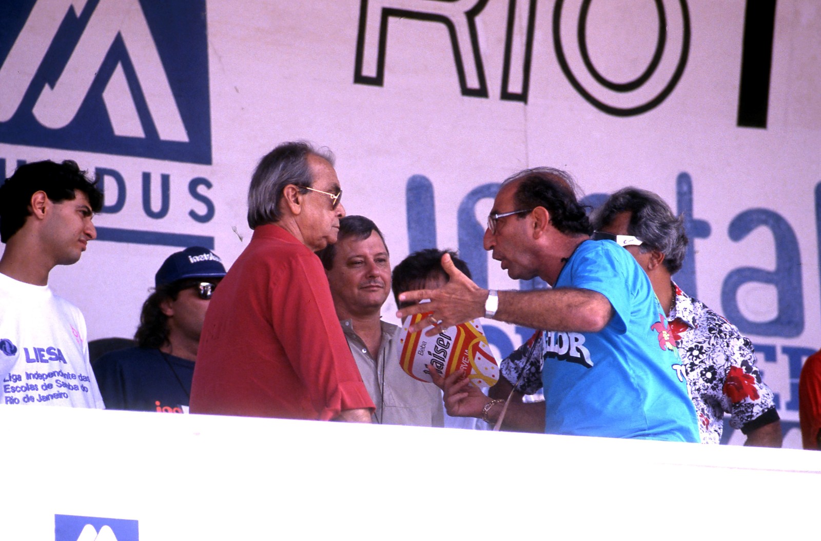 Miro, Luizinho Drummond (centro) e Anísio Abraão discutem durante apuração do carnaval de 1990 — Foto: Carlos Ivan / Agência O Globo