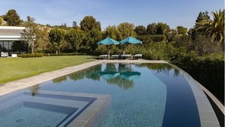 Piscina em área externa na mansão de Jennifer Lopez e Ben Affleck — Foto: Divulgação