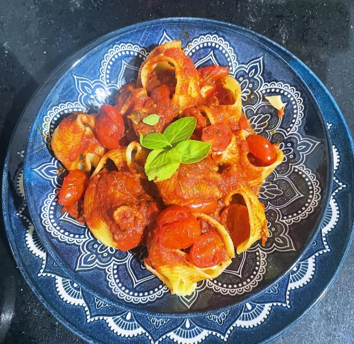 O conchiglione, um macarrão italiano em formato de concha, recheado com mozarela de búfala, tomate confitado e manjericão, é um dos sucessos do Cinque Terre — Foto: Divulgação