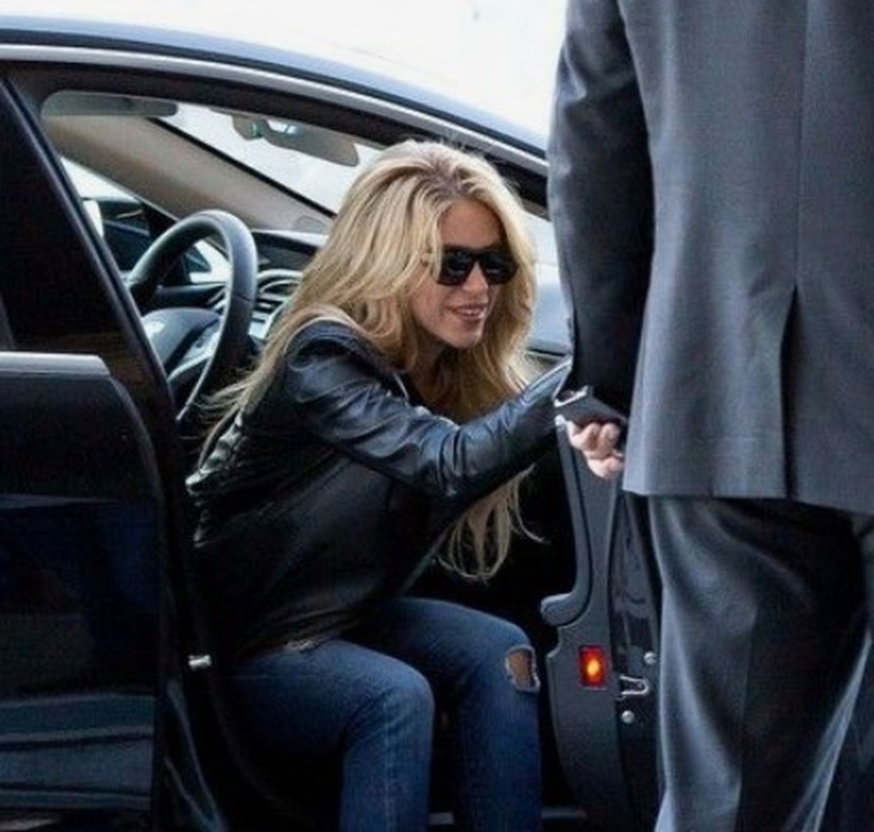 Shakira em seu Tesla — Foto: Reprodução