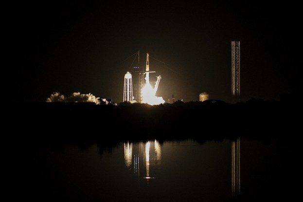 A cápsula Dragon, movida por um foguete Falcon 9, da SpaceX, decola do Centro Espacial Kennedy, na Flórida, rumo à Estação Espacial Internacional (ISS)