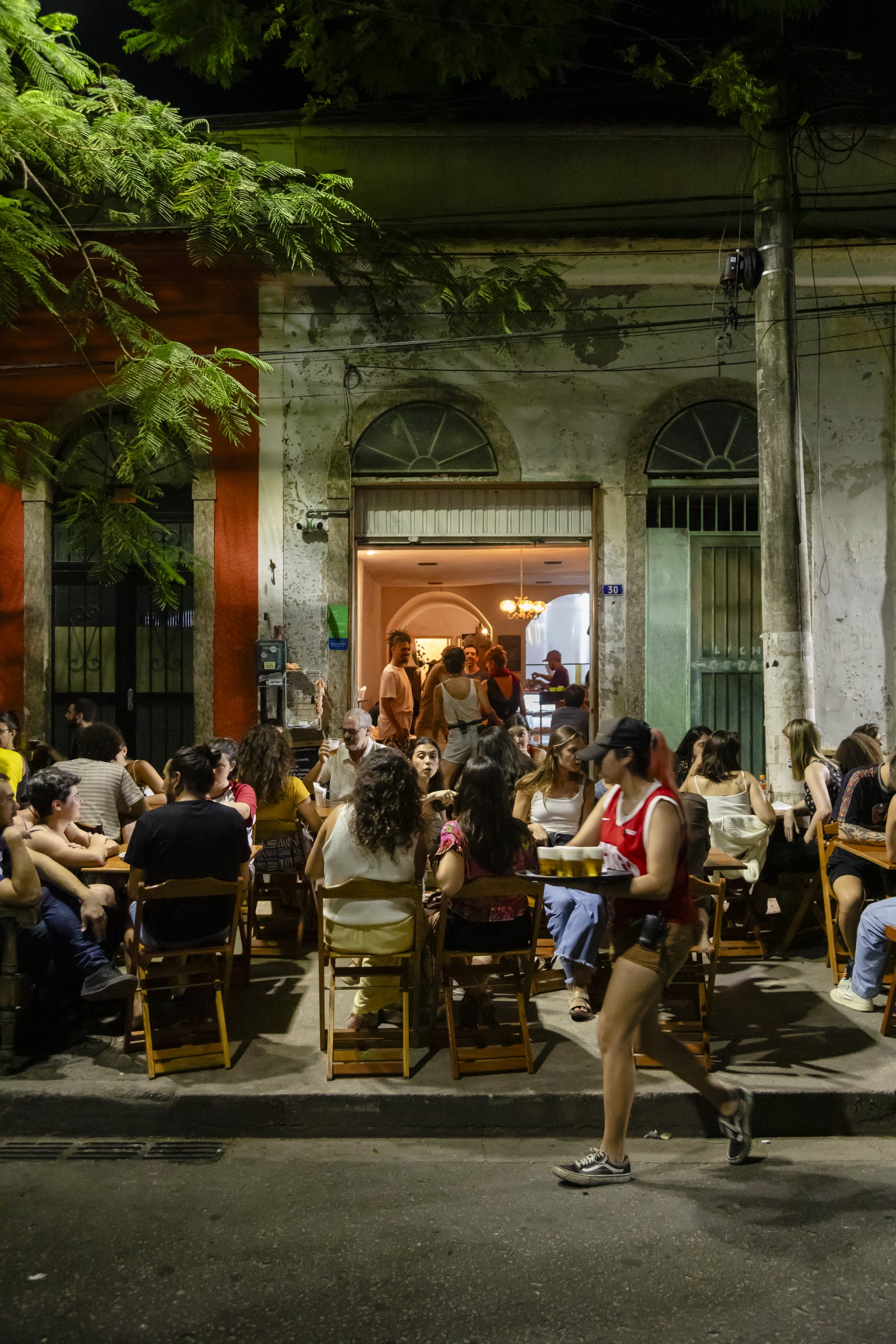 Com referências brasileiras das paredes ao cardápio, o Botica bar reúne o público na Rua Fernandes Guimarães — Foto: Leo Martins