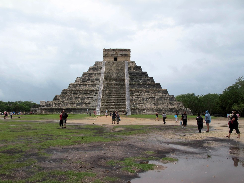 Atualmente, pirâmide de Chichén Itzá recebe turistas que querem conhecer a história do lugar — Foto: Regina Alvarez/Agência O Globo