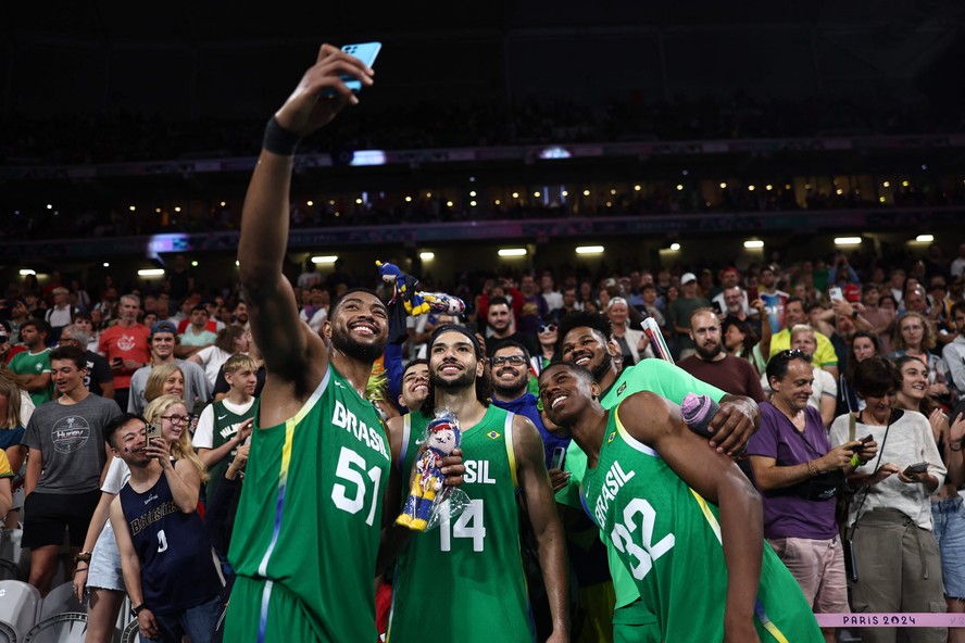 Brasil vai às quartas no basquete em Paris