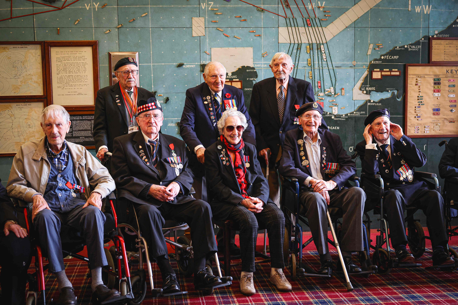 Veteranos do Dia D posam para uma fotografia na sala de mapas em Southwick House, o centro nevrálgico das operações do Dia D há 80 anos, durante uma reunião de veteranos da Segunda Guerra Mundial perto de Portsmouth, em 3 de junho de 2024. — Foto: Adrian DENNIS / AFP