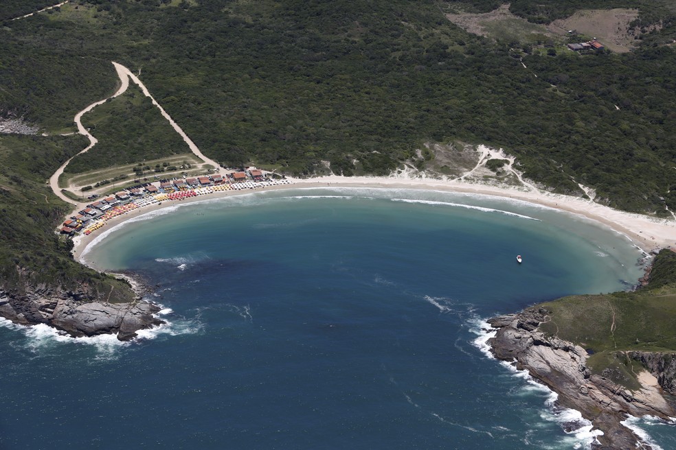 Vista aérea da Praia das Conchas, em Cabo Frio, na Região dos Lagos do Estado do Rio — Foto: Hudson Pontes / Agência O Globo