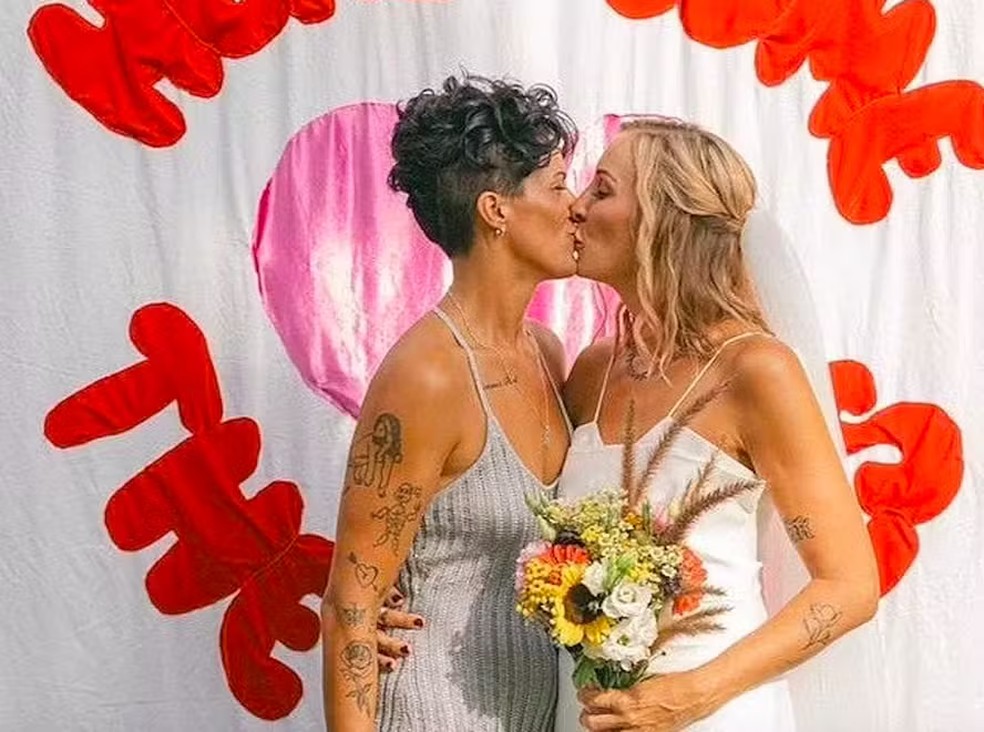 Ellen Lascelles e Channtel McPherson se casaram neste fim de semana na Austrália, união marca o primeiro casamento entre mulheres na Família Real britânica — Foto: Reprodução