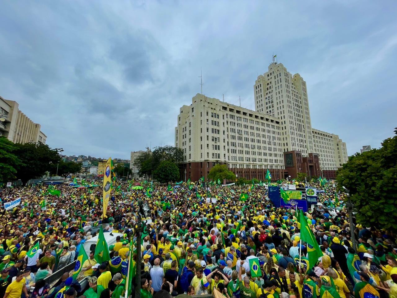 Questionando resultado das urnas, manifestantes pedem intervenção das Forças Armadas no país — Foto: Fábio Rossi