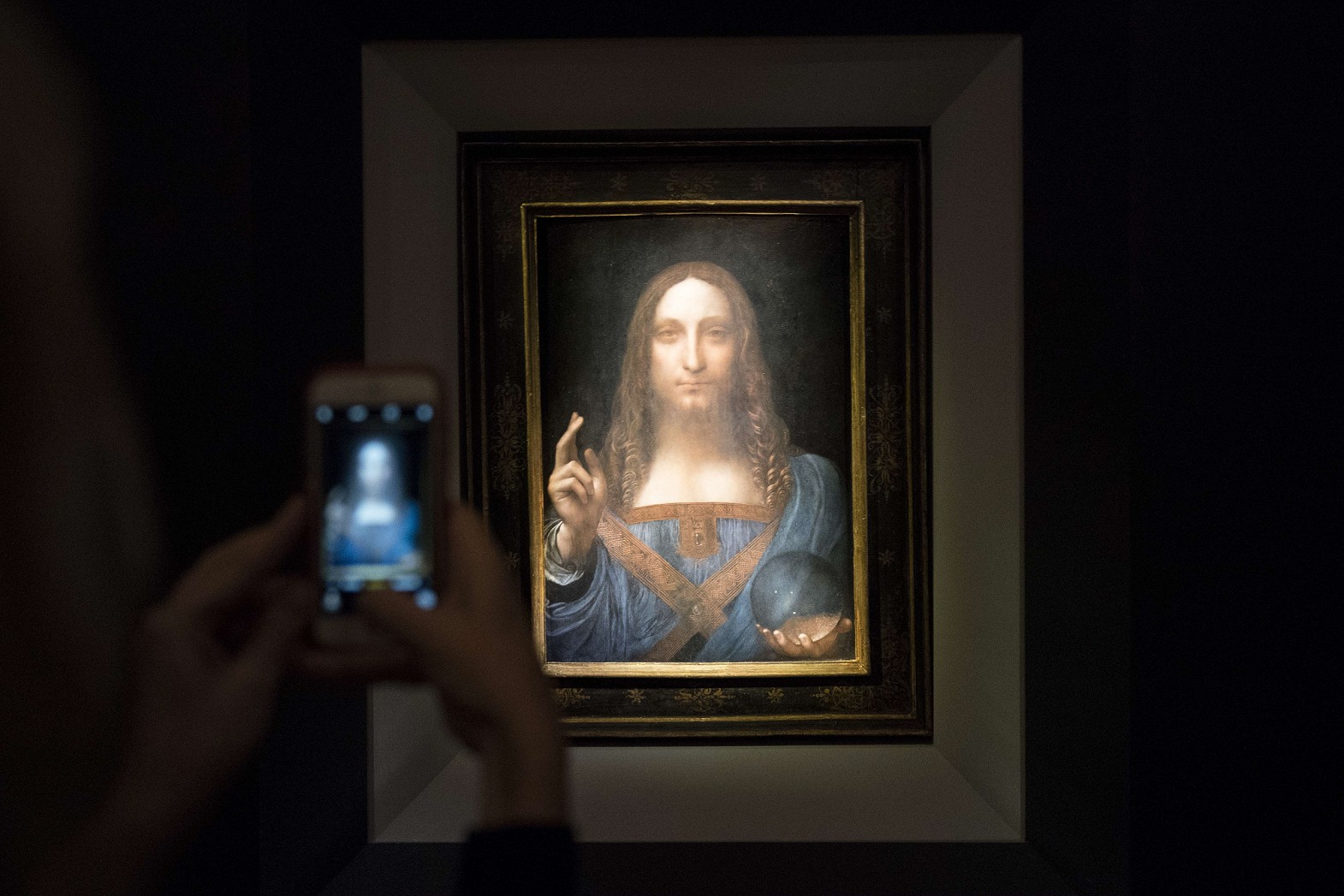 1º - 'Salvator Mundi', de Leonardo da Vinci - O quadro "Salvator Mundi", do artista renascentista Leonardo da Vinci, foi leiloado por US$ 450,3 milhões, cerca de R$ 1,5 bilhão, e estabeleceu um novo recorde em leilões do mercado de arte. A tela, que representa Jesus Cristo, o "salvador do mundo", segurando uma esfera com a mão esquerda, foi vendida em apenas 19 minutos — Foto: Drew Angerer / AFP