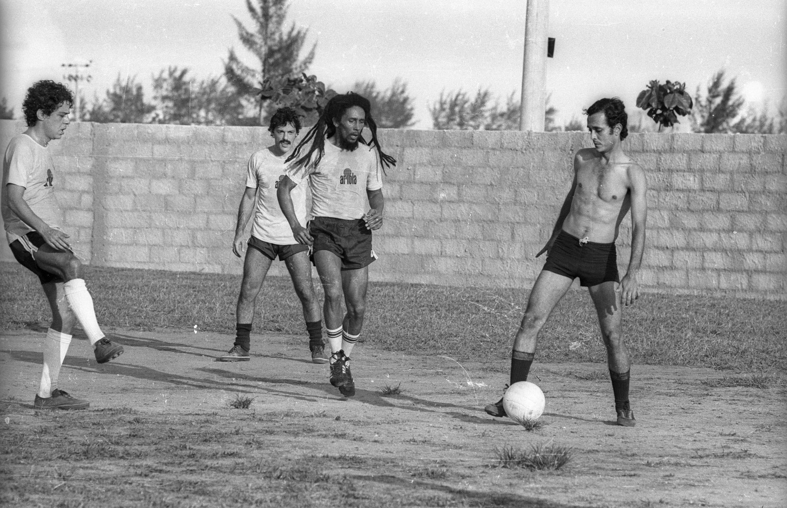 Futebol na casa de Chico Buarque, na Barra; Bob Marley joga futebol com Chico e Toquinho — Foto: Luiz Pinto / Agência O Globo