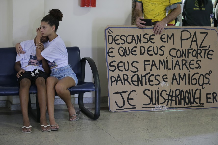 Raquel Antunes da Silva, de 11 anos, morreu dois dias após ser imprensada em um poste por um carro alegórico, foi velado, na manhã do dia 23 de abrilAgência O Globo