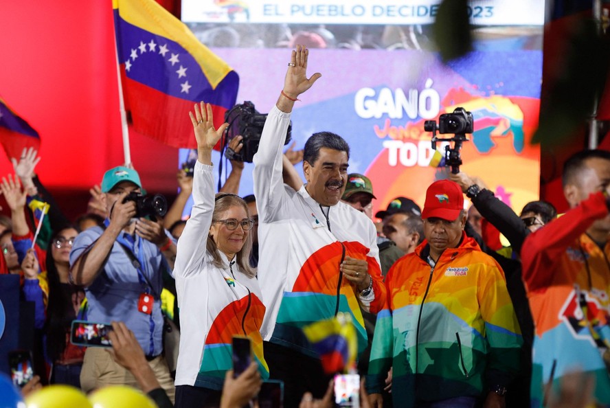 O presidente da Venezuela, Nicolás Maduro, cumprimenta apoiadores após resultado do referendo aprovara reivindicação territorial do país sobre uma grande parte da vizinha Guiana, rica em petróleo