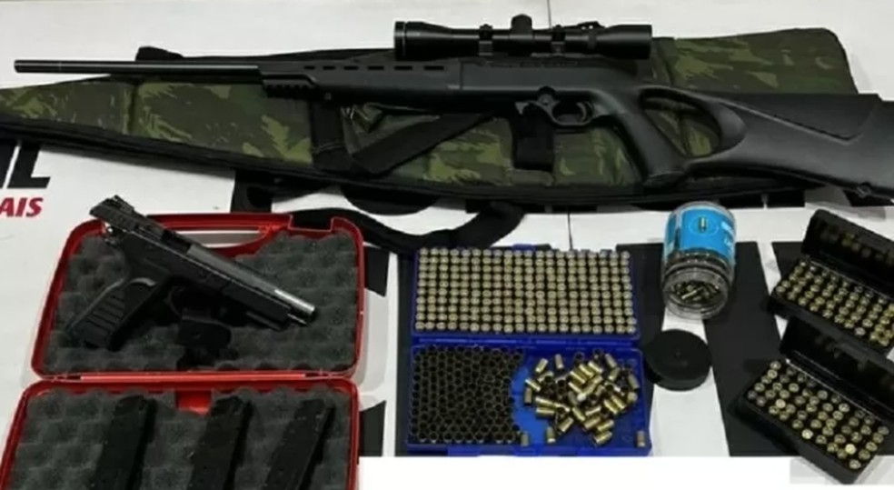 Dentre as armas registradas no CAC, a pistola calibre 380, utilizada no crime contra o humorista em Minas — Foto: Divulgação PMMG