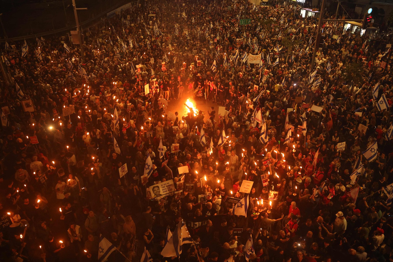Milhares de pessoas protestam em Tel Aviv contra o governo de Netanyahu — Foto: JACK GUEZ / AFP
