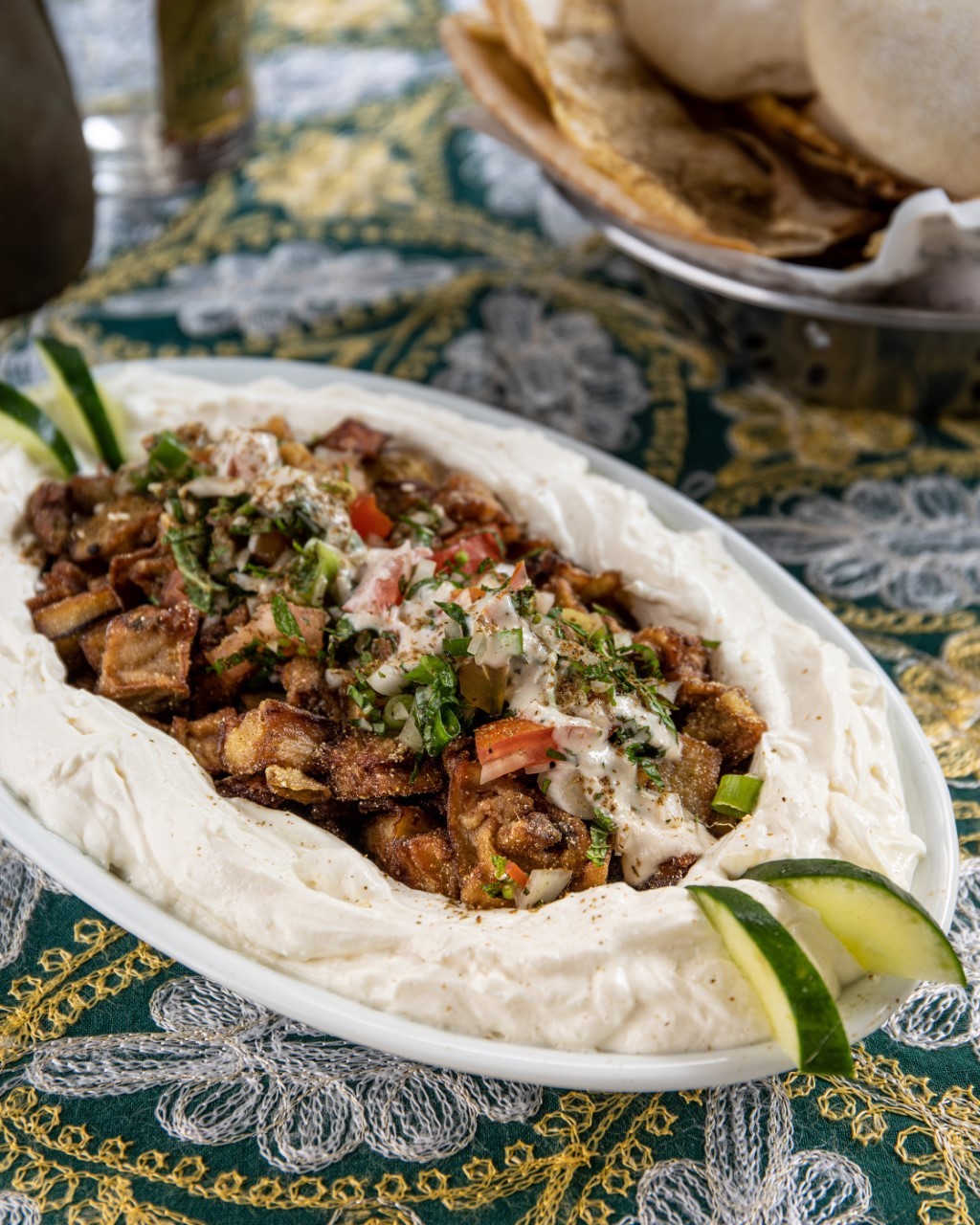 Árabe. Além da clássica babaganouch (pasta de berinjela defumada), o Amir (2275-5596) tem salada de berinjela com coalhada seca, berinjela frita, cebola, tomate, salsa, zaatar e molho tahine (R$ 42, a porção inteira) — Foto: Divulgação