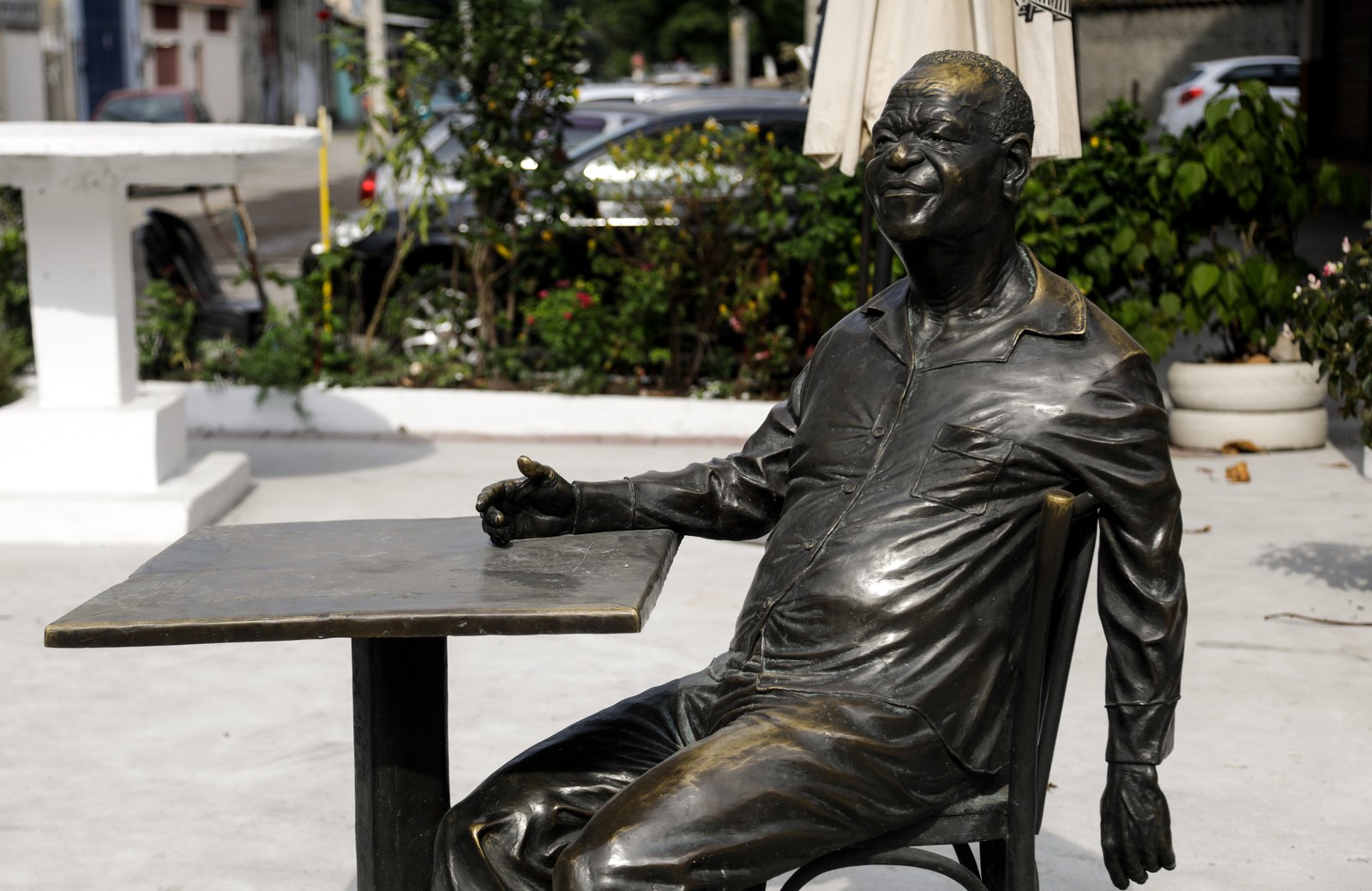 Além dessa estátua em Ramos, outra homenageia Pixinguinha no Centro— Foto: Gabriel de Paiva / Agência O Globo