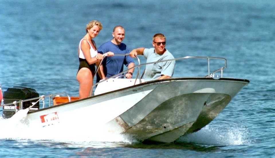 Em julho de 1997, Lee cuidou do filho do empresário Mohamed Al-Fayed e o da princesa Diana enquanto eles passavam férias em um iate — Foto: Reprodução