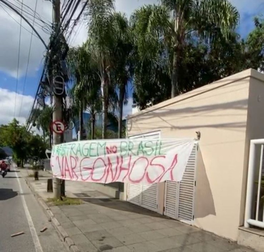 Organizada do Palmeiras protesta contra arbitragem