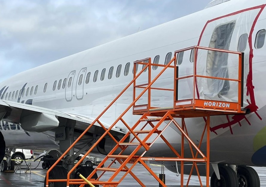 O Boeing 737 Max 9 da Alaska Airlines, que teve um plugue de porta arrancado da fuselagem durante o voo, aparece estacionado em um hangar de manutenção