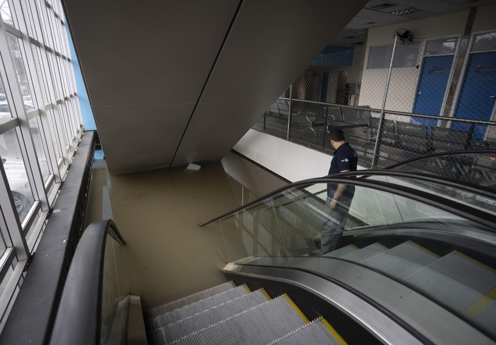 Hospital Municipal Ronaldo Gazolla teve o subsolo totalmente alagado. Área de consultórios e estacionamento ficou totalmente submersa — Foto: Márcia Foletto